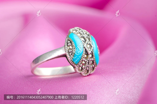 背景上的戒指時(shí)尚概念