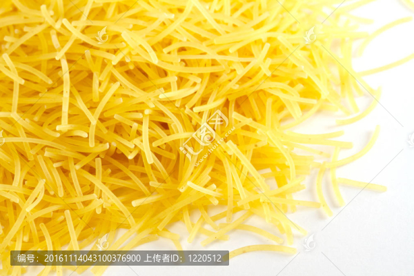 在白色背景上干意大利面食