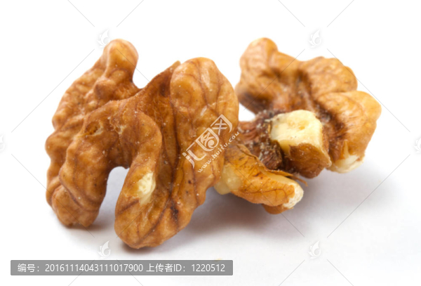 白色背景下的核桃仁