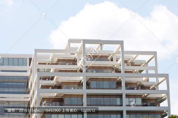 白色梯田的辦公大樓在陽光明媚的天空下