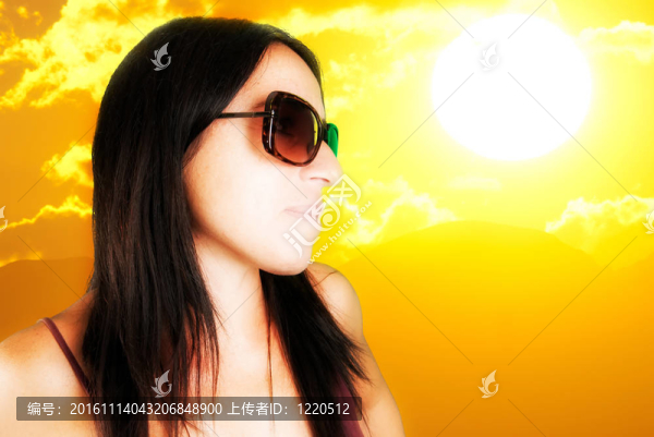 帶太陽眼鏡和大太陽的女人