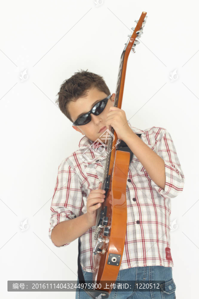 男孩玩吉他