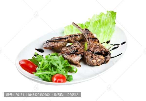 在白色的烤牛肉