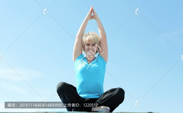 一位做瑜伽的老太太的肖像