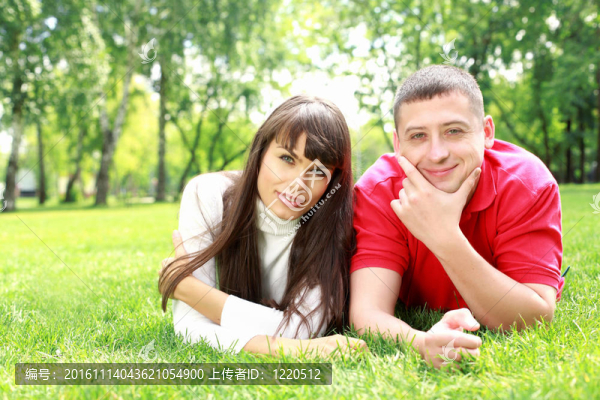 公園里的年輕夫婦