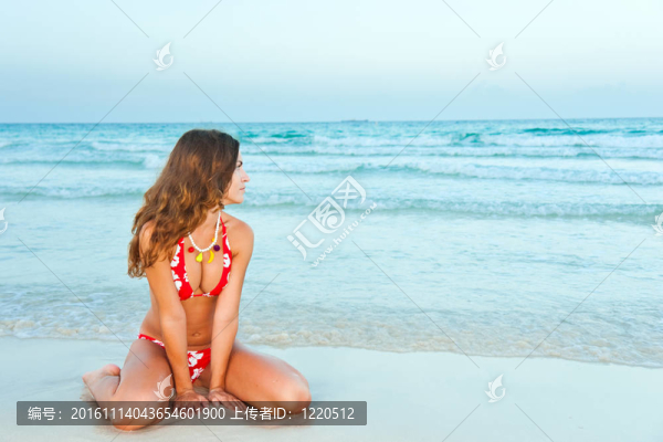 海洋沙灘上的年輕女人