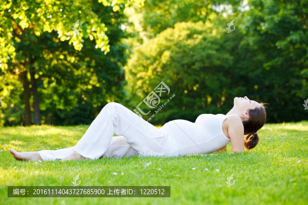 美麗的孕婦在公園里放松