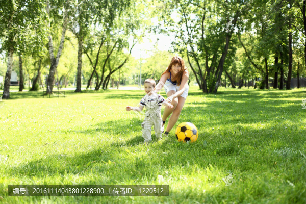 公園里的小男孩玩球