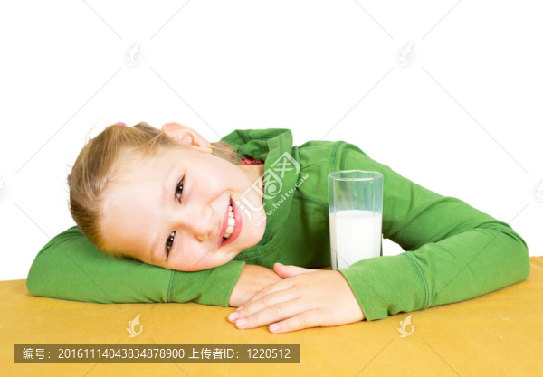 快樂的小女孩喝了一杯牛奶；