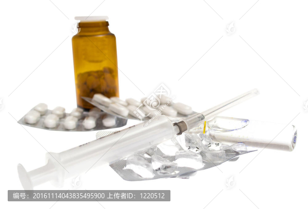 藥丸和白色背景注射器