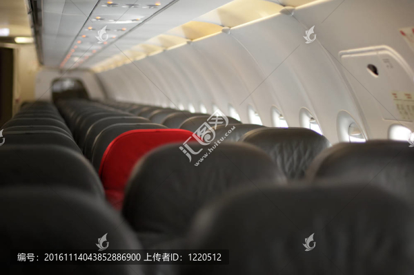 在一個(gè)空的飛機(jī)里