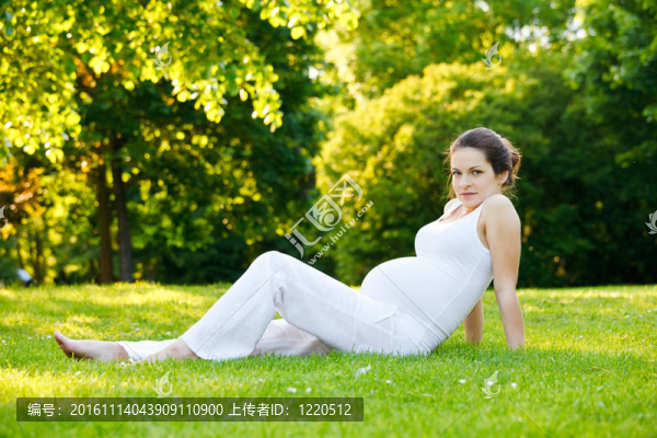 美麗的孕婦在公園里放松