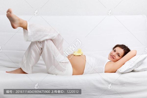 年輕孕婦在沙發(fā)上休閑