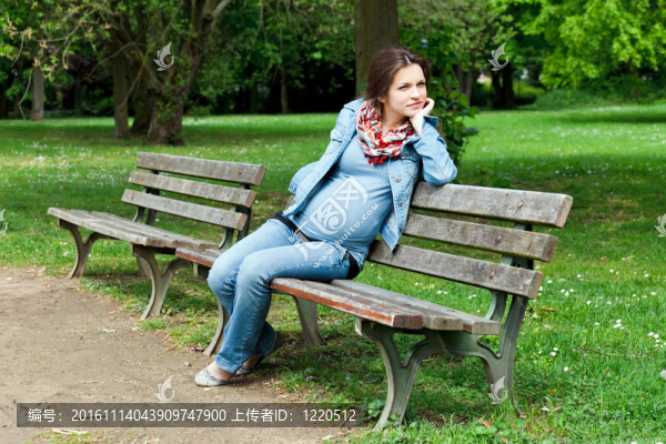 美麗的孕婦在公園里