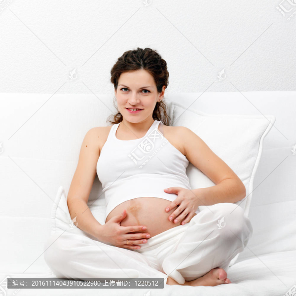 年輕孕婦在沙發(fā)上休閑