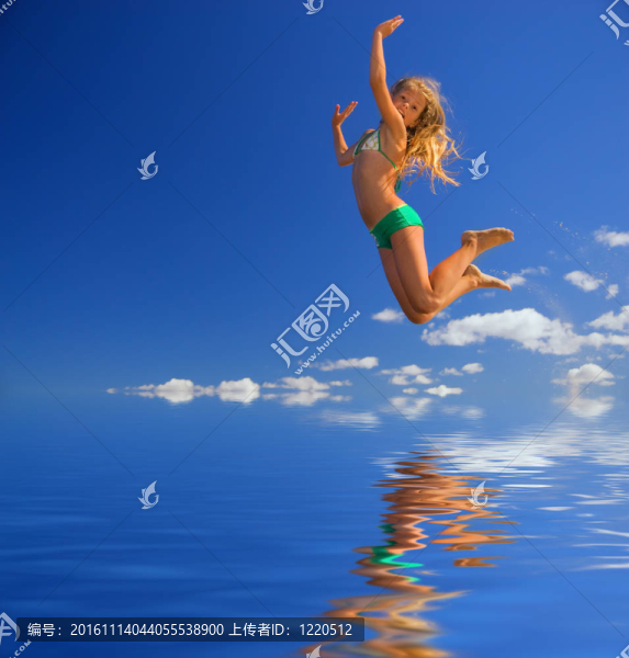 小女孩在水上跳