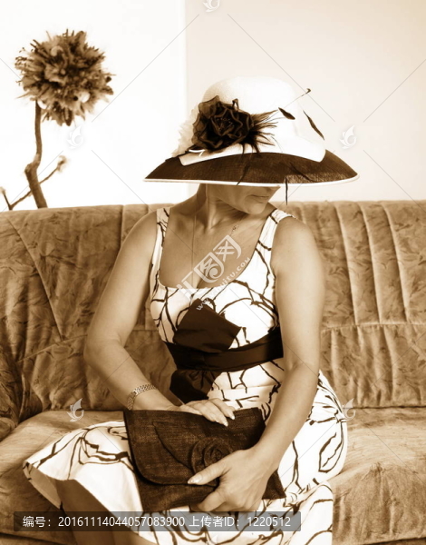 黑漆漆的一個(gè)帽子坐在沙發(fā)上的女人的照片-匯圖網(wǎng) www.fosd68.com 黑漆漆的一個(gè)帽子坐在沙發(fā)上的女人的照片