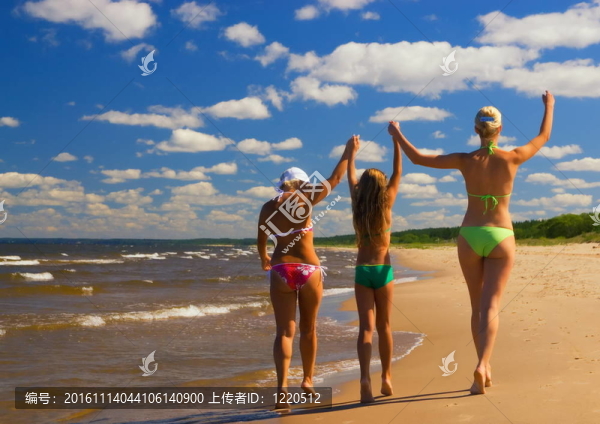 母親和她的兩個(gè)女兒在海灘上散步