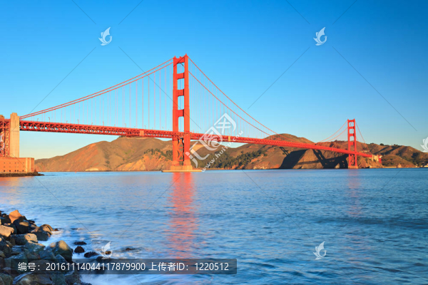 早晨的金門大橋；三藩