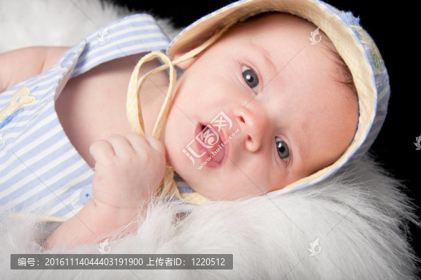 好奇的小男孩在帽子里張開嘴