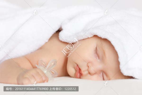 睡覺的小女孩