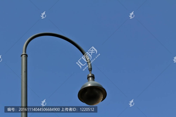 藍(lán)色天空上的路燈-匯圖網(wǎng) www.fosd68.com 藍(lán)色天空上的路燈