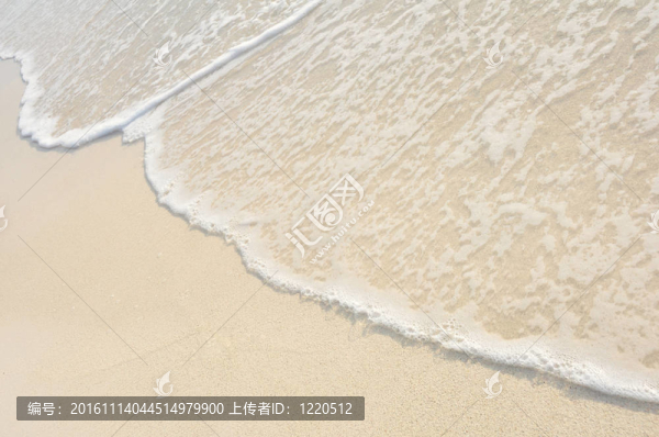 白沙海灘岸邊的波浪