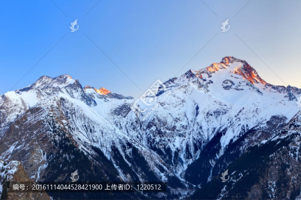 日落時(shí)的法國阿爾卑斯山