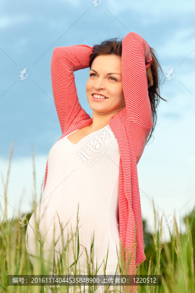 美麗孕婦的戶外畫像