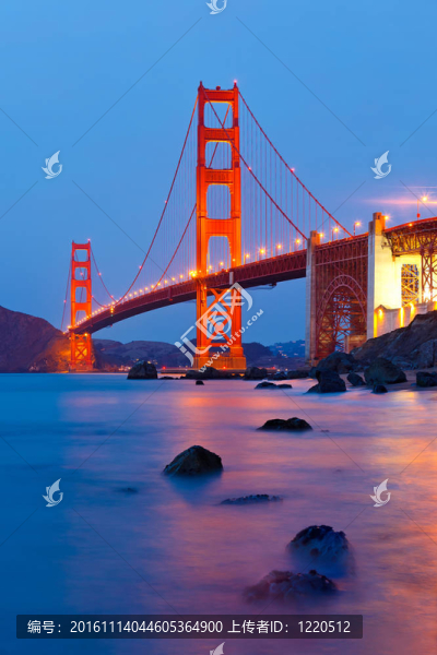 日落后的金門大橋；三藩