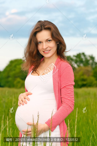 美麗孕婦的戶外畫像
