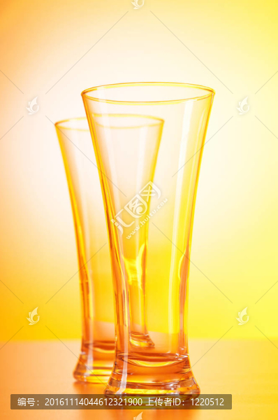 針對(duì)梯度背景的酒杯