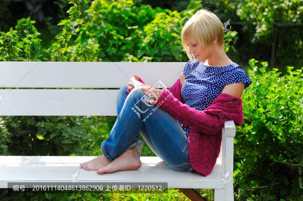 公園里的女人讀書