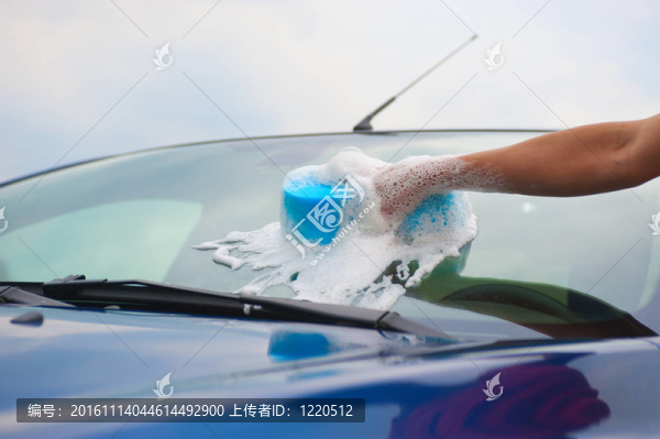 女人洗她的車