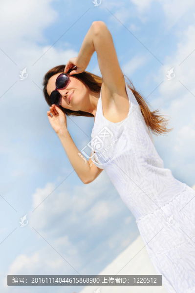 海灘上的美麗的女人