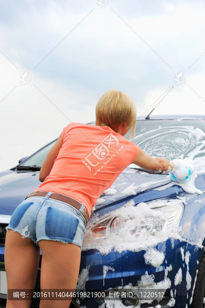 女人洗她的車
