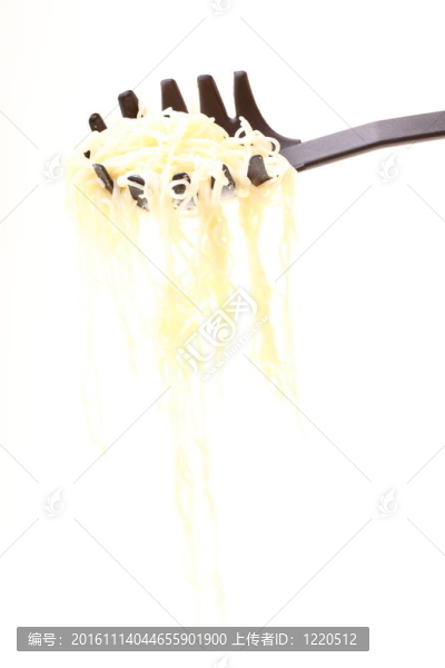 白色背景上的面條