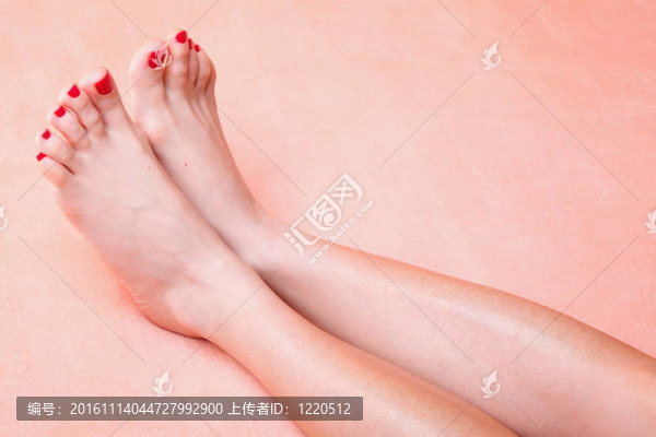 女人的腳指甲上紅色的毛巾