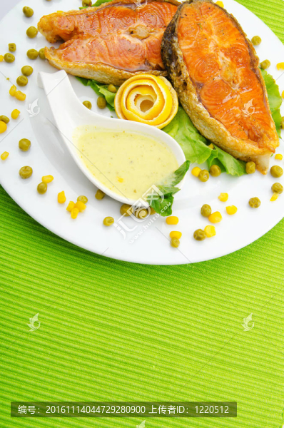 烤鮭魚在盤子里