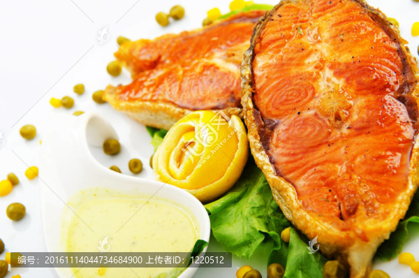 烤鮭魚在盤子里