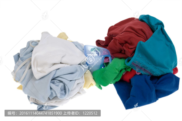 一堆臟衣服洗衣服
