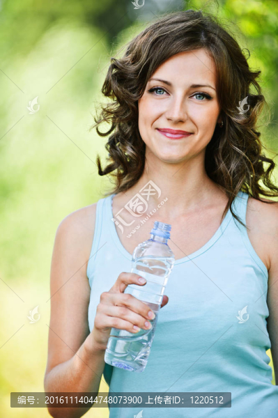 年輕的黑發(fā)女子拿瓶水-匯圖網(wǎng) www.fosd68.com 年輕的黑發(fā)女子拿瓶水