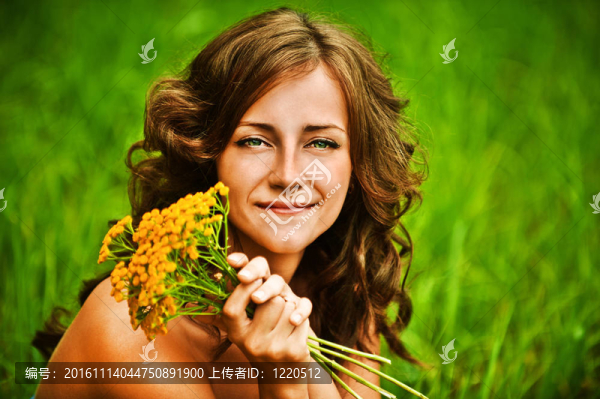 美麗的女人手持黃色花束花束