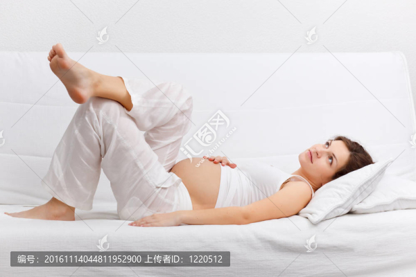 年輕孕婦在沙發(fā)上休閑