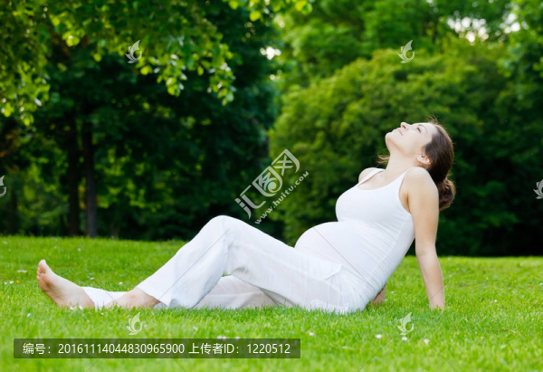 美麗的孕婦在公園里放松