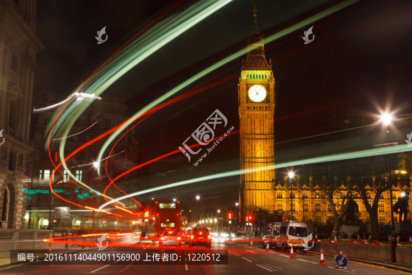 夜間倫敦的交通；英國
