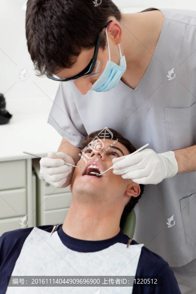牙科醫(yī)生治療病人