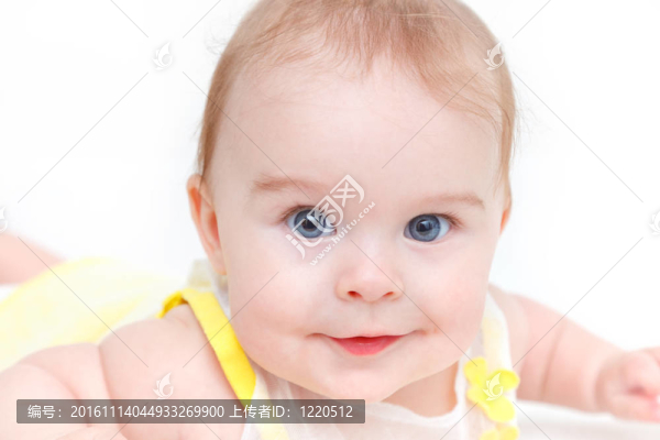 可愛的小女孩在白色的孤立