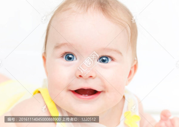 可愛的微笑女嬰孤立在白色