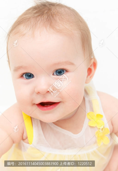可愛的微笑女嬰孤立在白色